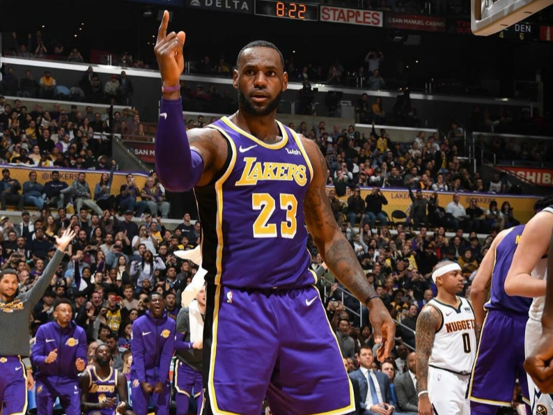  湖人加时险胜掘金，詹姆斯生涯助攻破千  