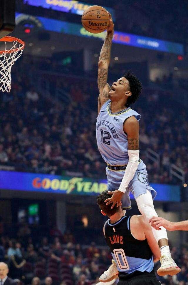  莫兰特空中接力灌篮灰熊击败马刺