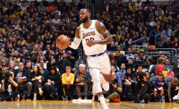  浓眉哥统治攻防两端湖人主场轻取马刺止连败